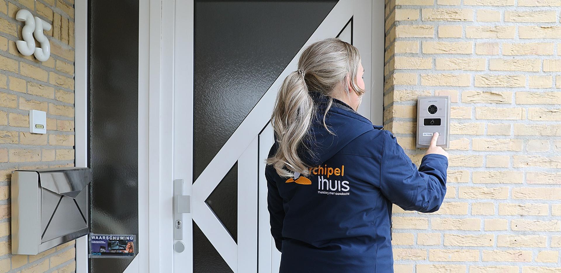 collega belt aan op een huisadres